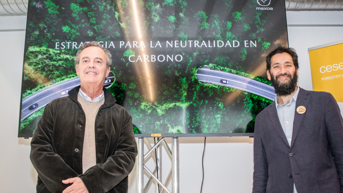 José María Terol, presidente de Mazda Automóviles España, junto a Pablo Sabin, director de Cesefor.