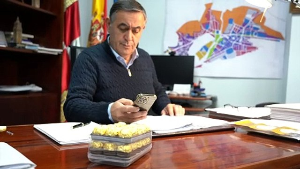 El alcalde agrade a El Burgo su implicación para conseguir la iluminación de Ferrero Rocher. Vídeo
