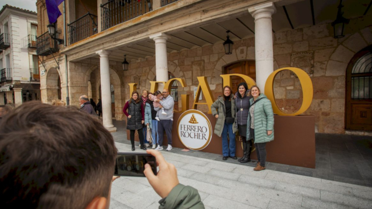 Personas fotografiándose con el logo del nombre del proyecto: Legado