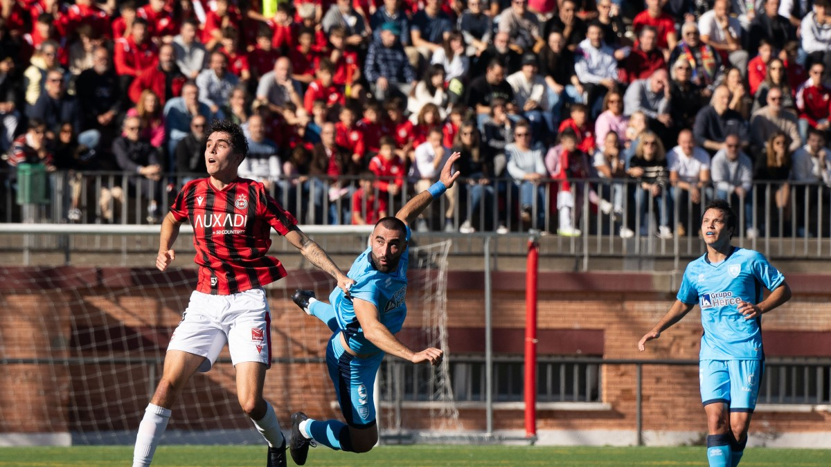 Acrobático remate de Lupu, una vez más el goleador del CD Numancia.