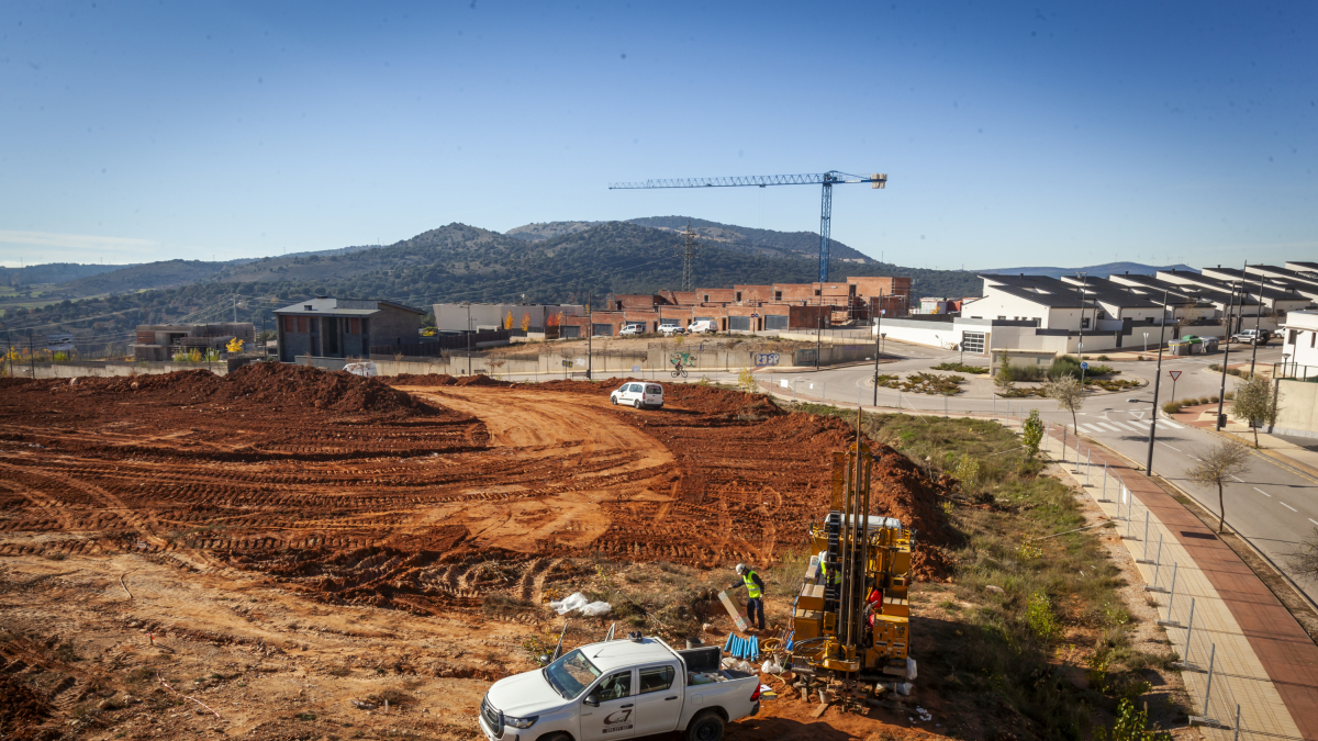 Movimiento de tierras en la parcela donde se levantará el CPD de la Seguridad Social. MARIO TEJEDOR