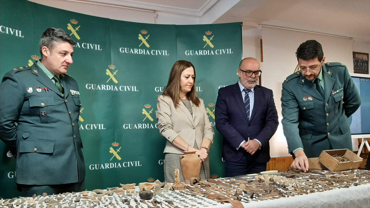 Las autoridades muestran parte del botín recuperado. HDS