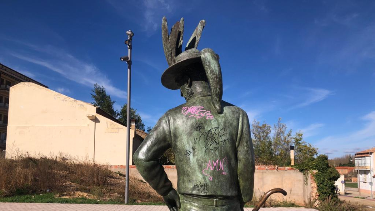 Escultura del Zarrrón en Almazán vandalizada.