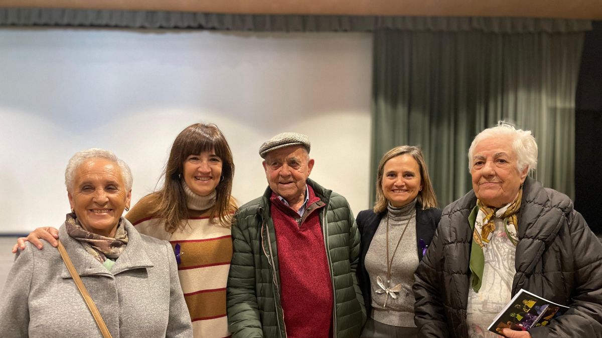 La diputada, Laura Prieto, y la alcaldesa de Ólvega, Elia Jiménez, con varios participantes en el acto.