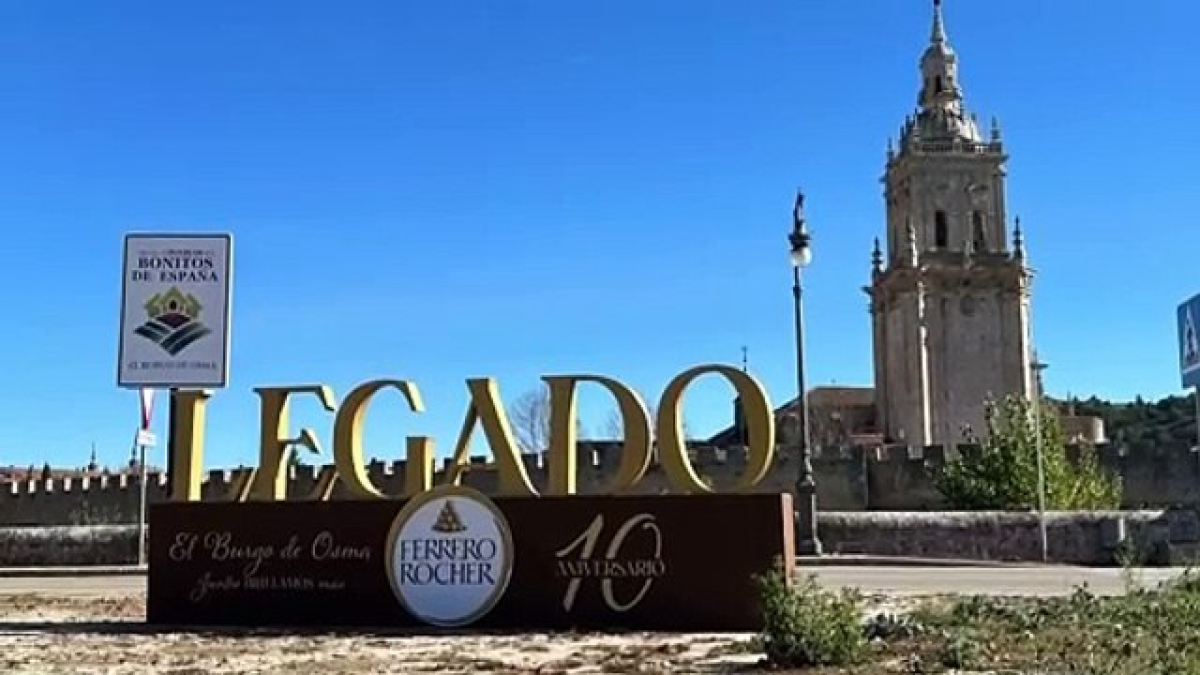 El alcalde que canta para conseguir la iluminación navideña de Ferrero Rocher
