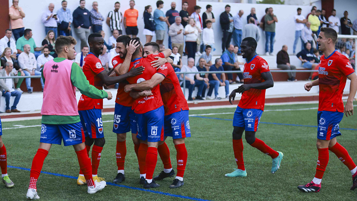 El Numancia será líder si gana este domingo al Guadalajara. En la imagen la victoria rojilla en el campo del Llerenense.