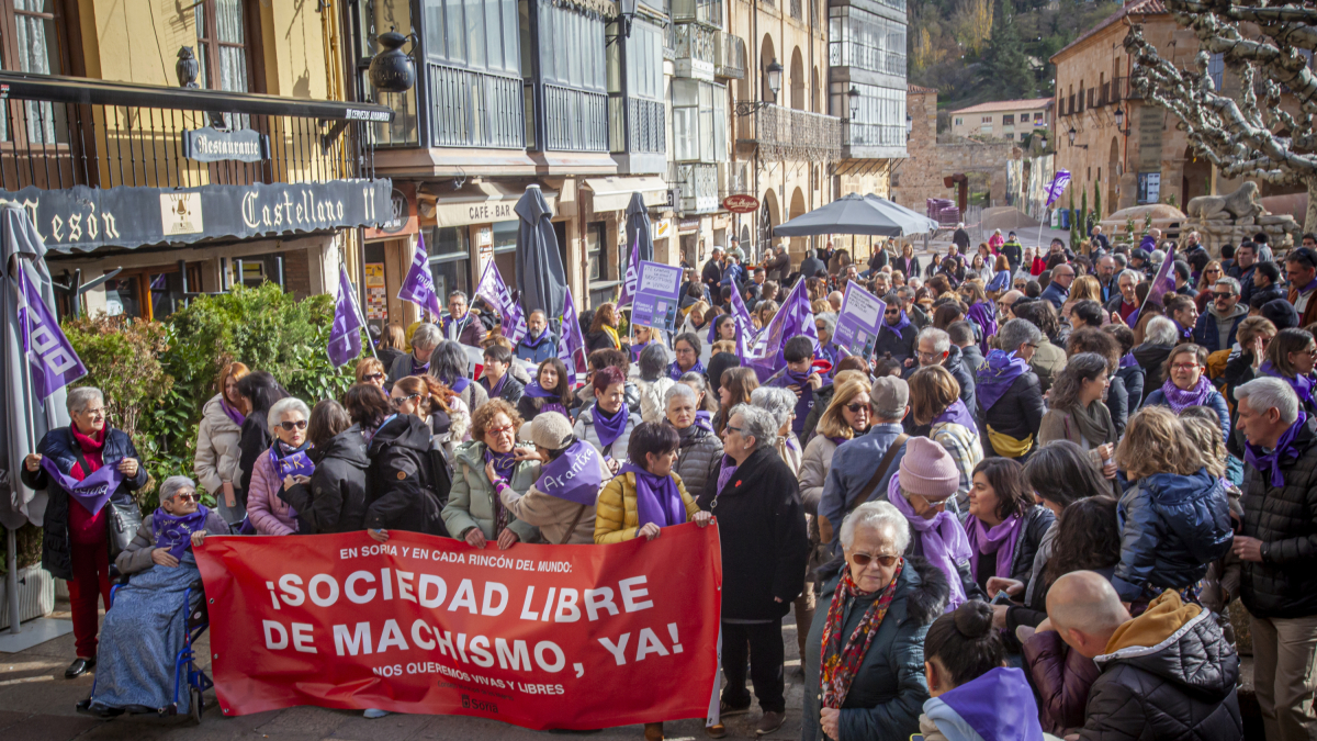Vista general de la marcha contra la violencia de género que ayer recorrió las calles del centro.MARIO TEJEDOR