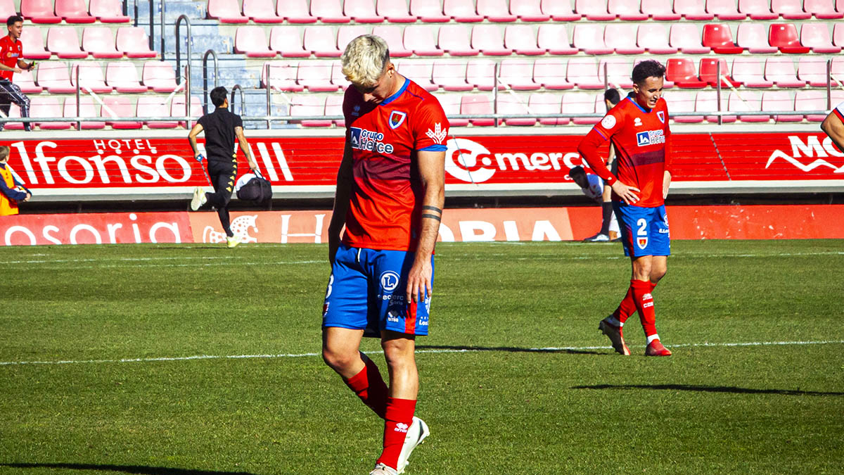 Alain Ribeiro y Soler cabizbajos tras la derrota numantina en Los Pajaritos.