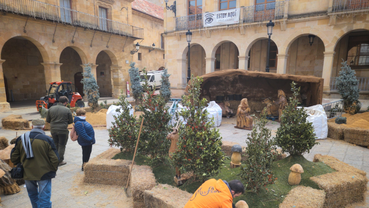 Ultimando los detalles del Belén en la plaza Mayor