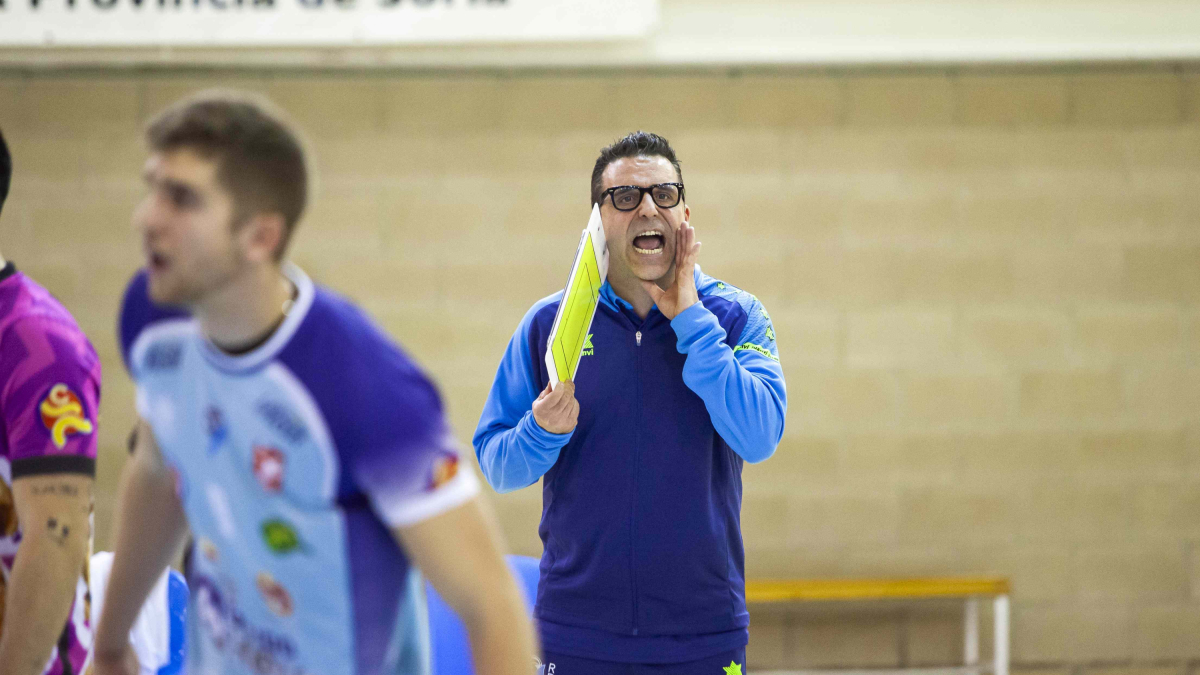 Toribio da indicaciones a sus hombres en el partido europeo ante la Vojvodina.
