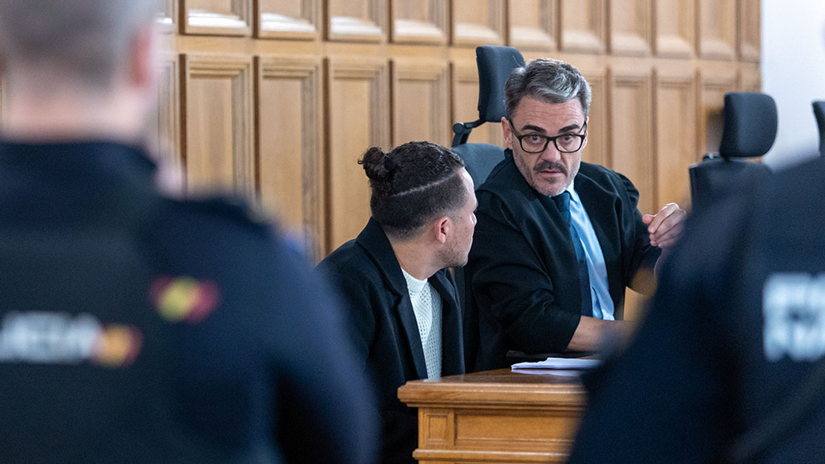 El condenado durante la celebración del juicio, junto a su abogado.