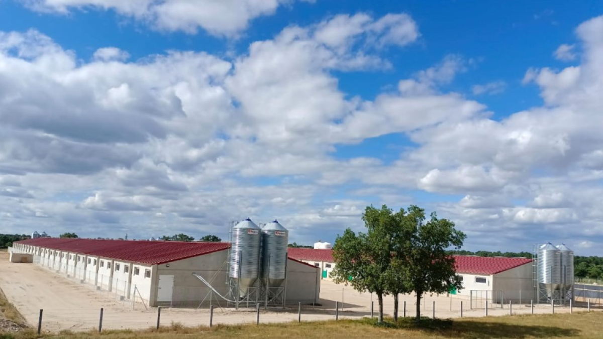 Exterior de una granja de ICPOR.