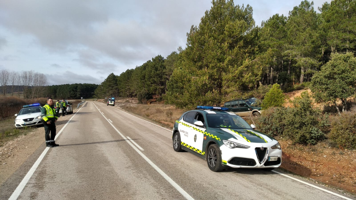 La Guardia Civil junto al vehículo accidentado en el que viajaba el fallecido.