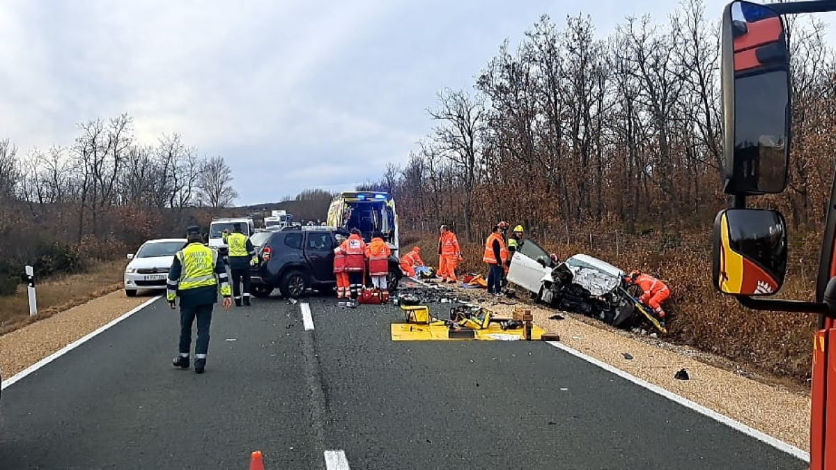 Servicios de emergencia en el lugar del accidente con dos fallecidos.