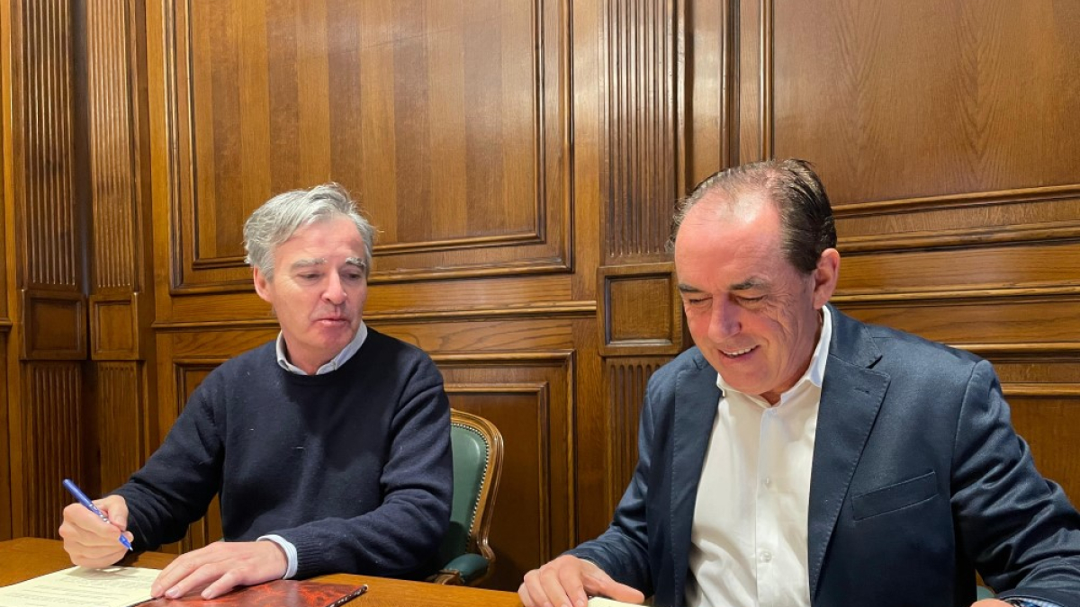 José Ramón Ruiz y Benito Serrano durante la firma del convenio.