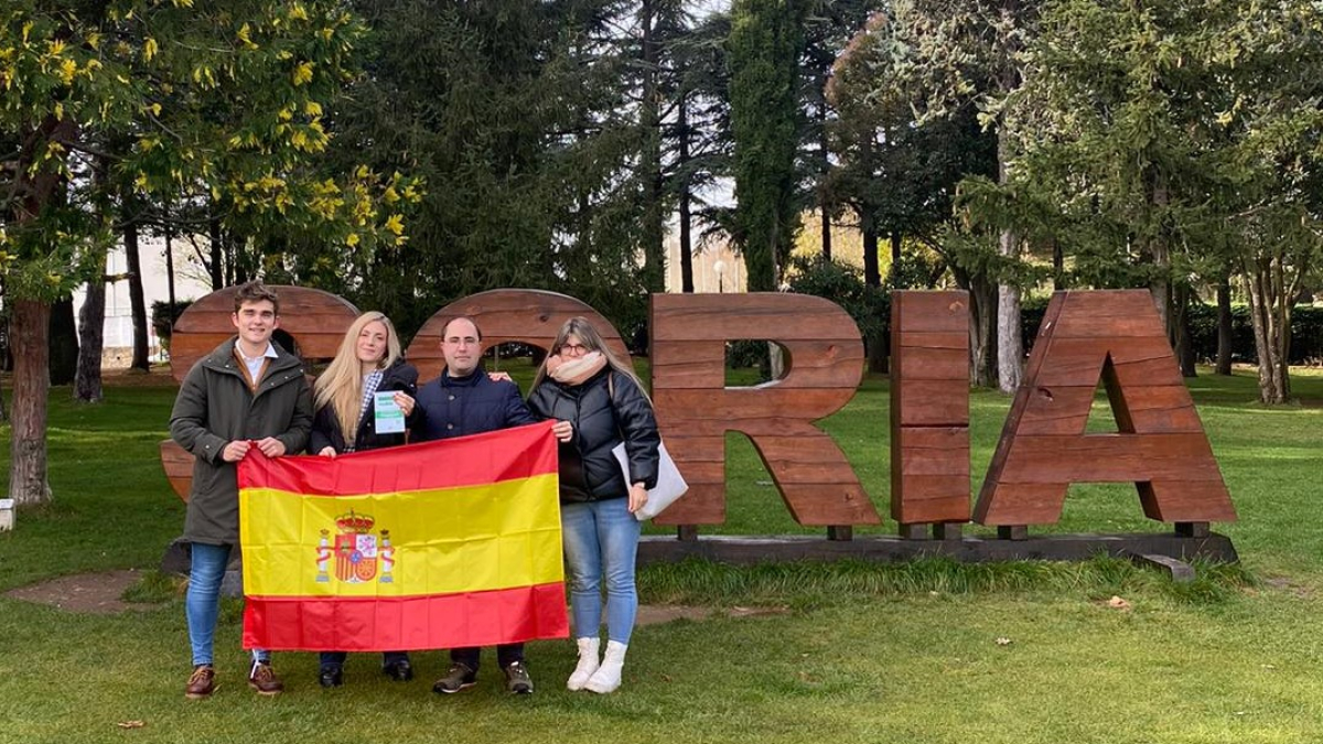 Miembros de Nuevas Generaciones del PP en el Alto de la Dehesa.