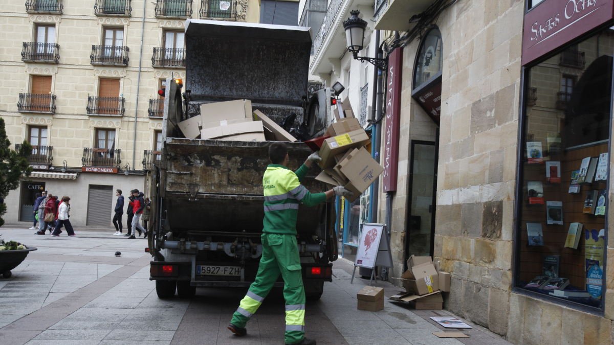 La recogida del 'puerta a puerta' seguirá en el centro y se amplía al polígono. MARIO TEJEDOR