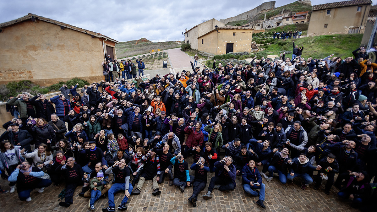 Gente bebiendo en porrón batiendo el Récord Guinness.