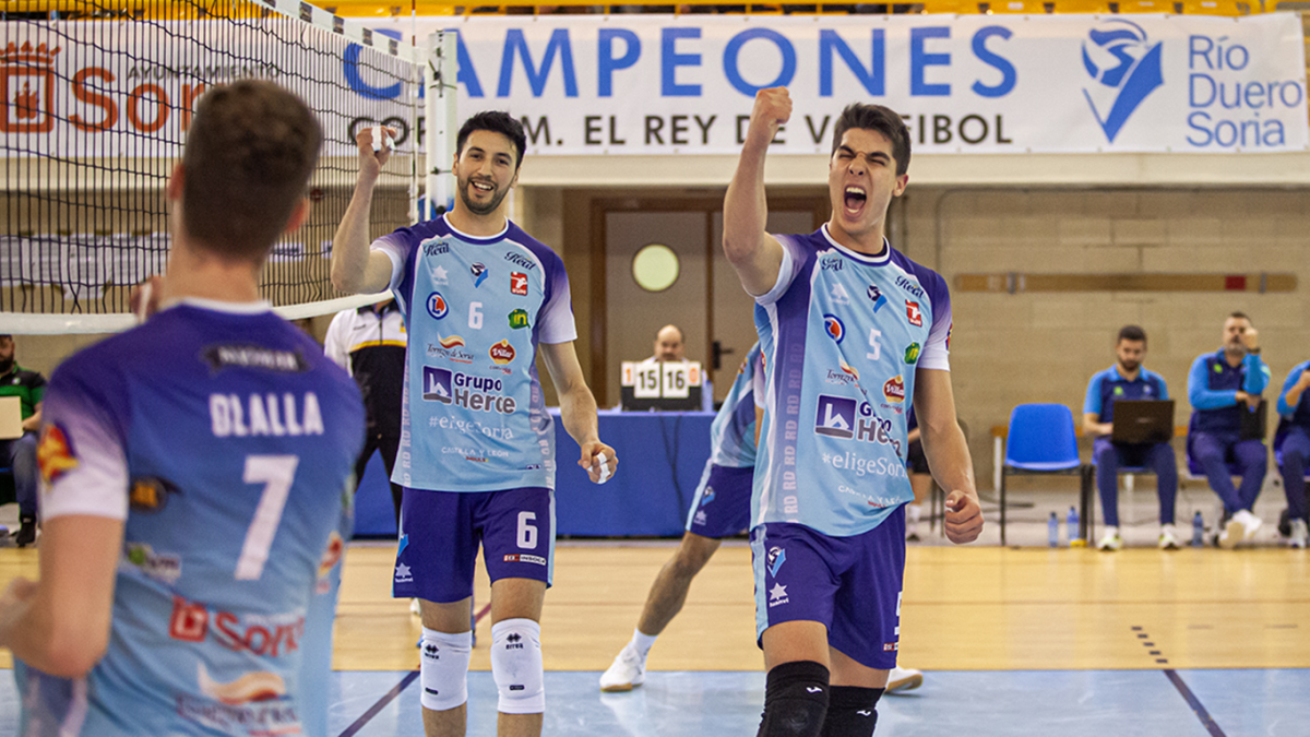 Olalla, Flores y Lorente celebran un punto en el recital del Grupo Herce ante Unicaja.