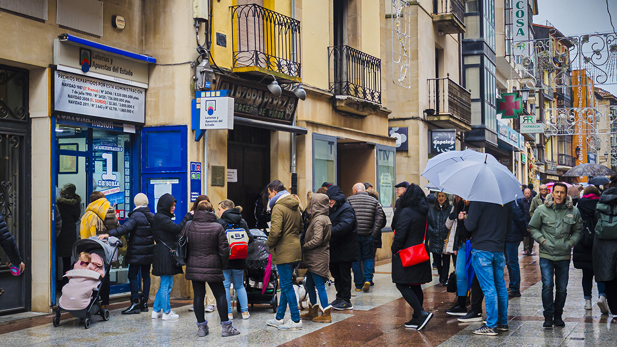 Colas este puente en una administración de El Collado.