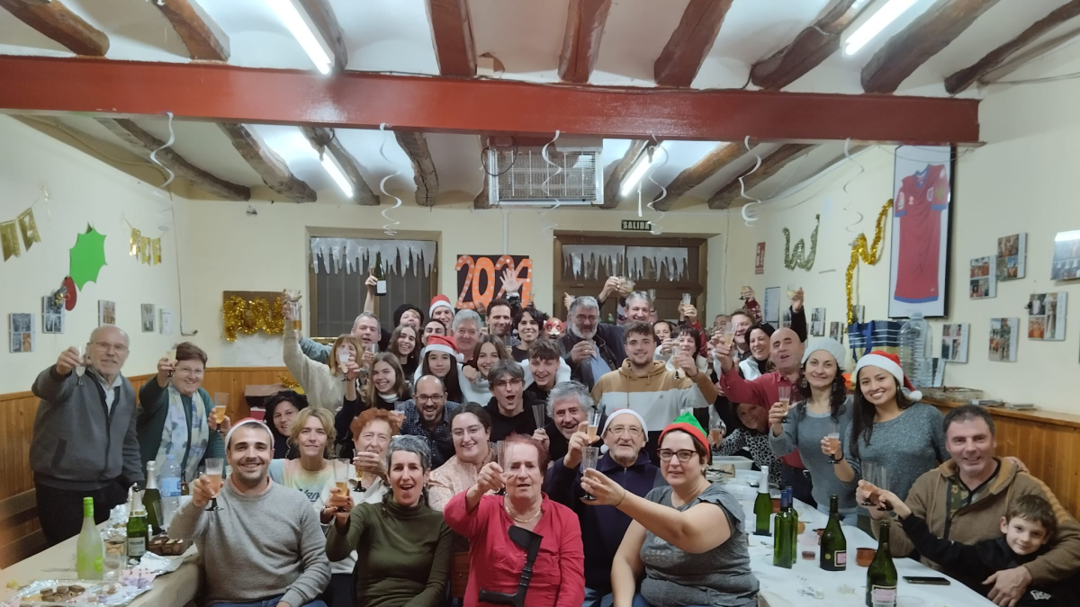 Los vecinos de Ventosa de San Pedro celebrando su fiesta de Nochevieja