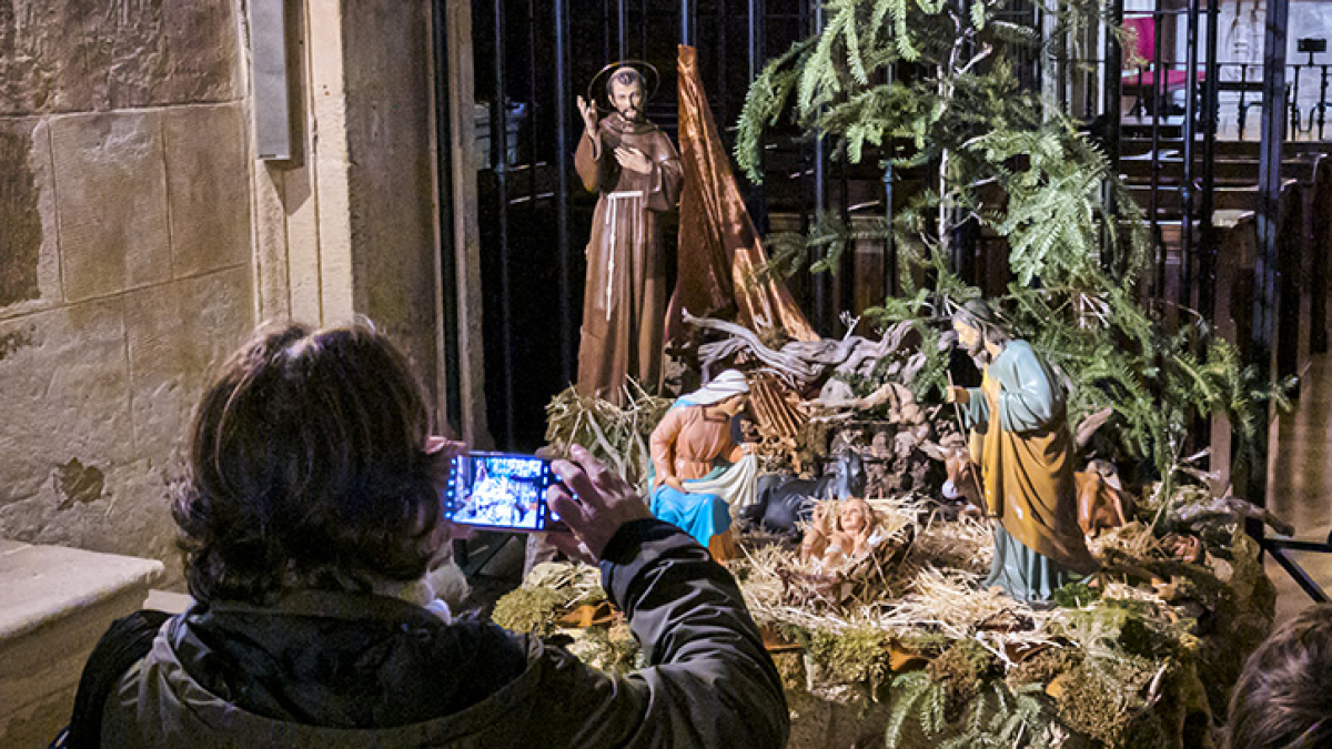 Visitantes ante el nacimiento de la iglesia de Santo Domingo.