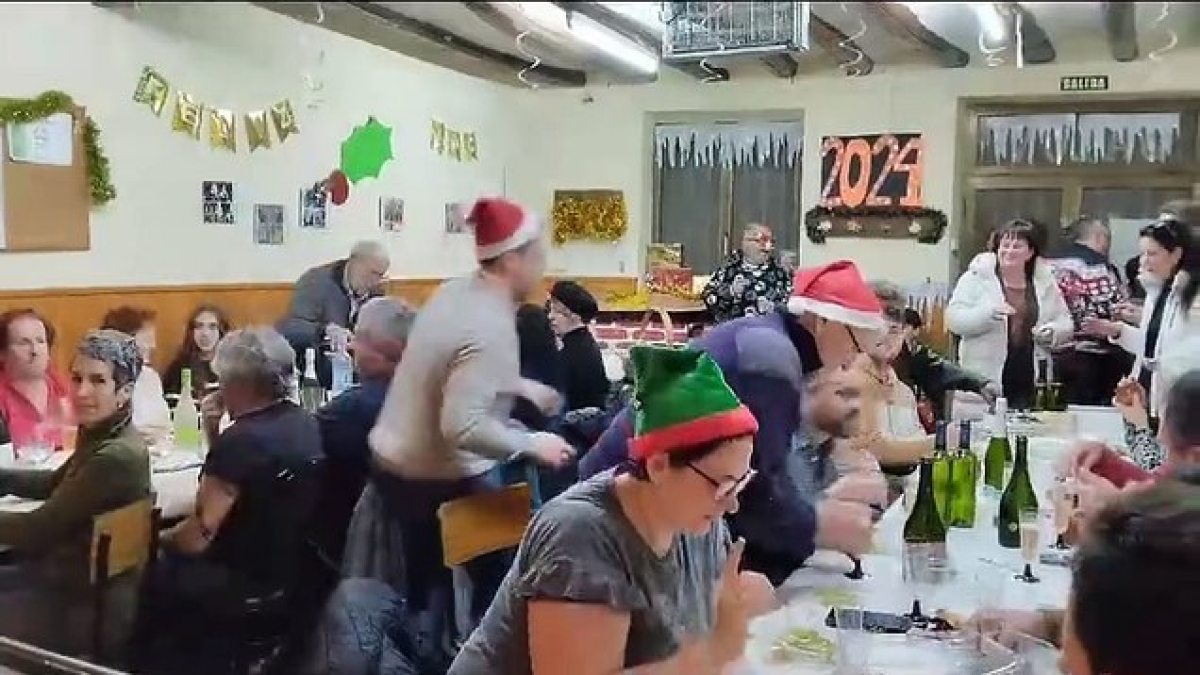 Ventosa de San Pedro, en la zona de Tierras Altas, en Soria, ha vuelto a celebrar por anticipado la Nochevieja, con una cena vecinal en la que no faltaron, por supuesto, las 12 campanadas.