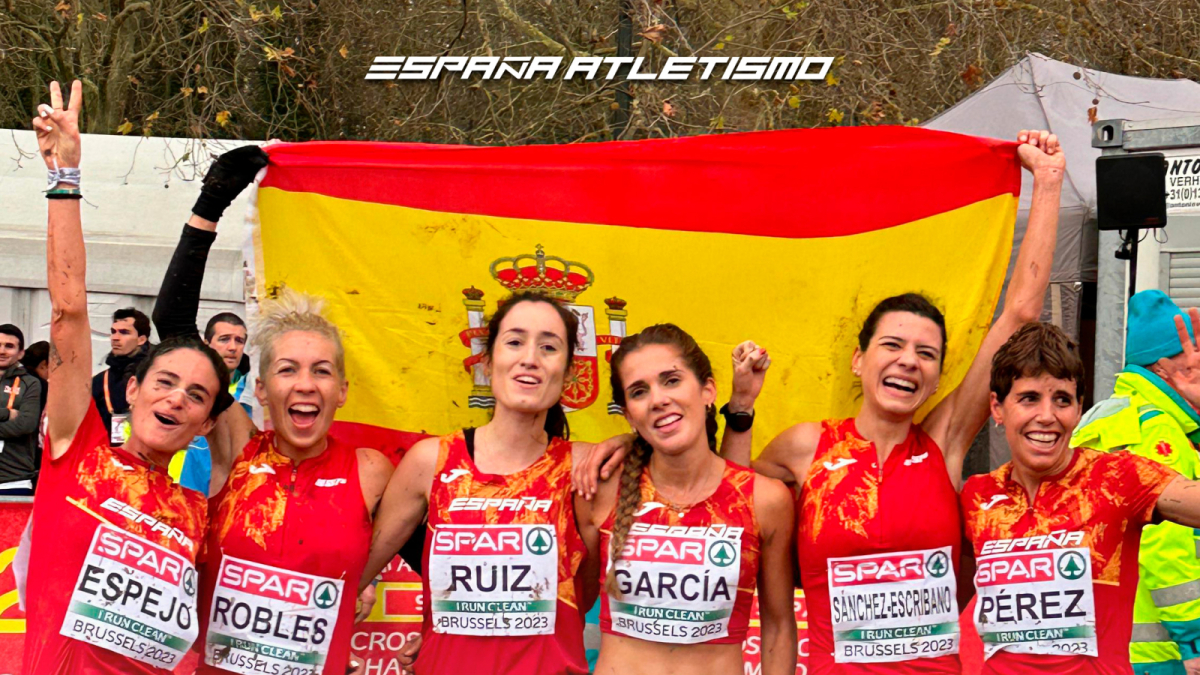 Marta Pérez con el equipo español que logra la plata en el Europeo de Cross