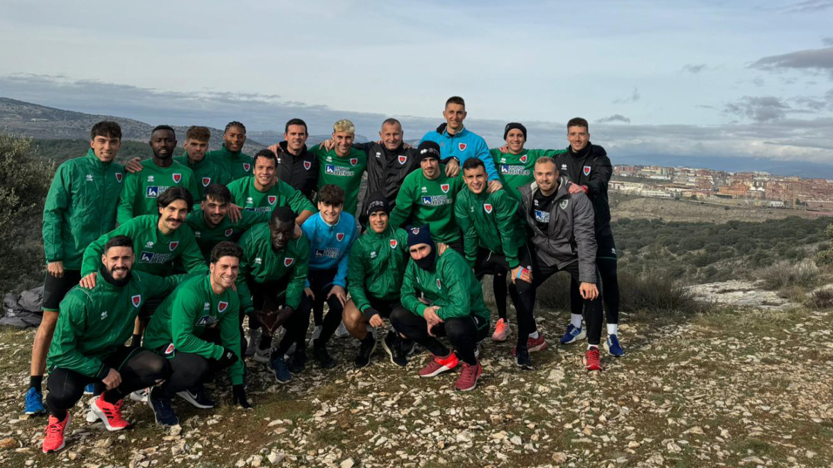 Los jugadores del Numancia en la cima de la Sierra Santa Ana.