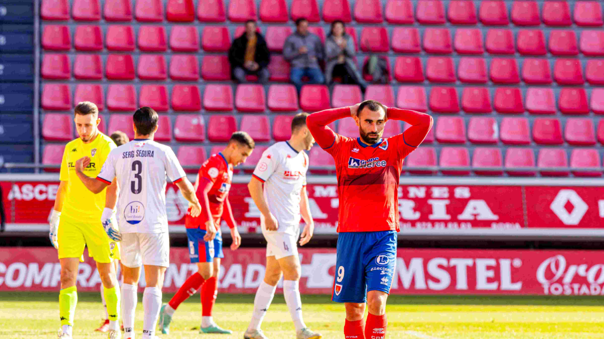 La roja que vio Lupu el pasado domingo por protestar desde el banquillo le costará dos partidos de sanción.
