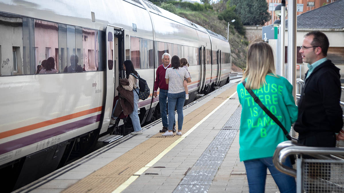 Un grupo de viajeros esperando al tren en la estación de Soria. GONZALO MONTESEGURO