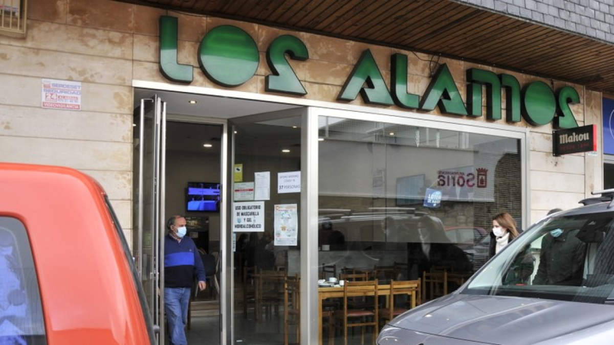 Exterior del bar Los Álamos en Soria.