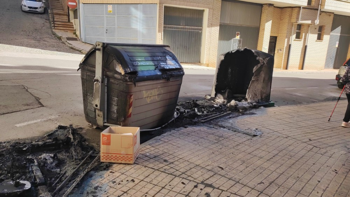 Contenedores incendiados en Venerable Carabantes en la madrugada de este domingo.