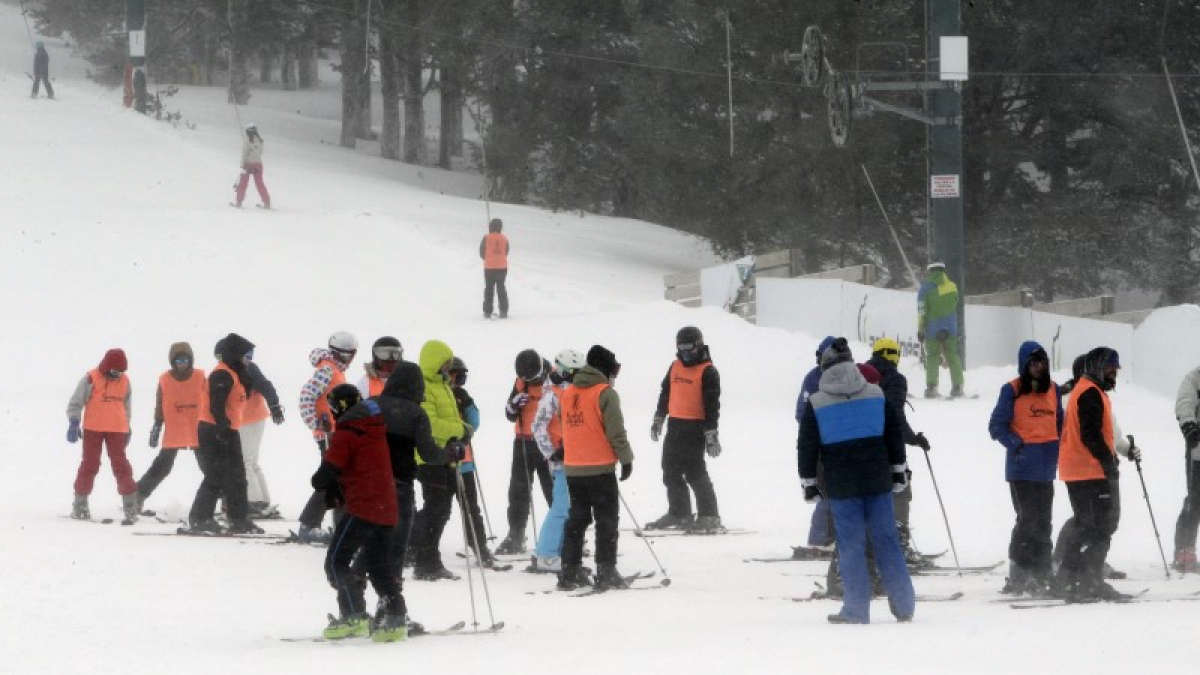 Esquiadores en el punto de nieve de Santa Inés.