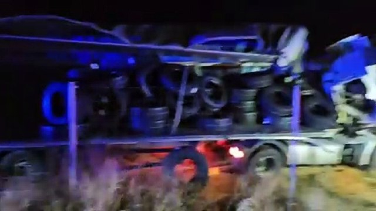 Al menos cinco vehículos se han visto implicados hace escasamente media hora en una colisión múltiple ocurrida en la A-15 dentro del término municipal de Almazán. La vía permanece cortada en tres kilómetros y de momento se desconoce si hay heridos de gravedad, según la Subdelegación de Gobierno.