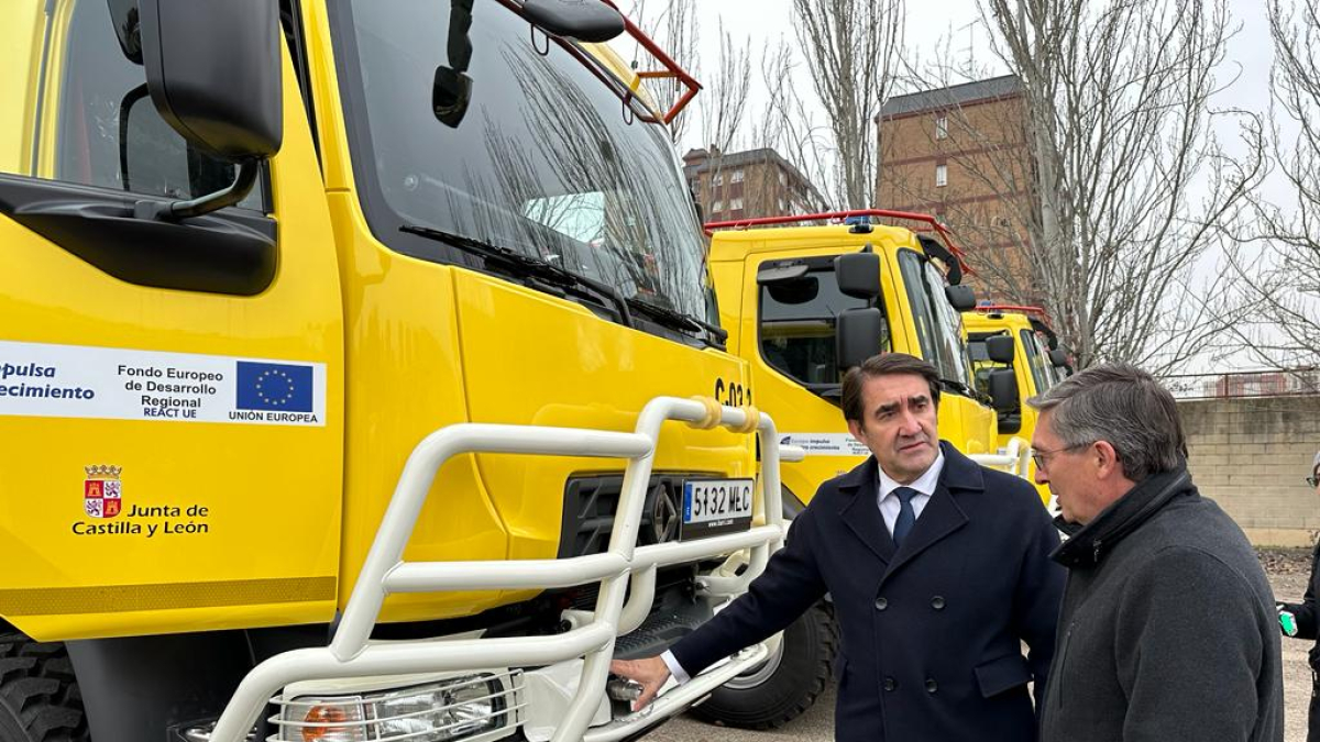 Suárez-Quiñones observa una de las motobombas forestales que se incorporan en Castilla y León, con dos de ellas para Soria,