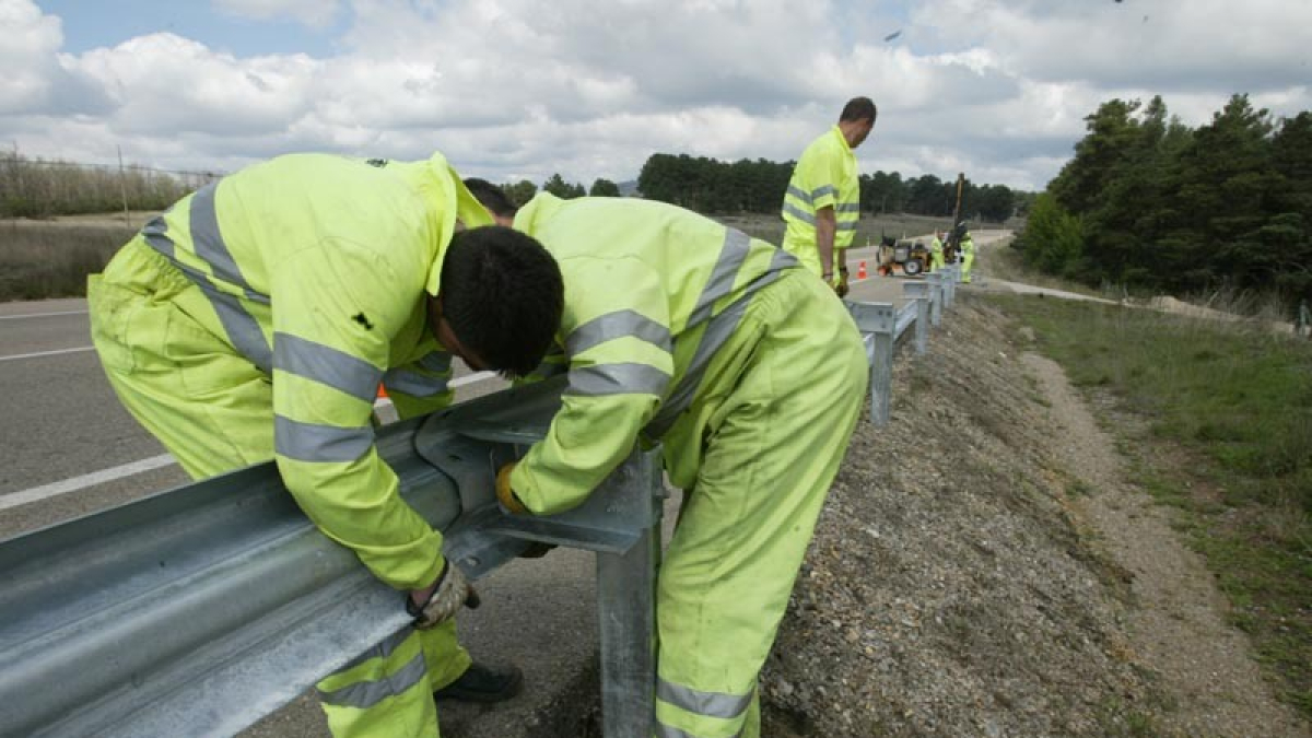 Colocación de un quitamiendos en la N-234 en la zona de Valonsadero por parte de Conservación de Carreteras en una imagen de archivo.