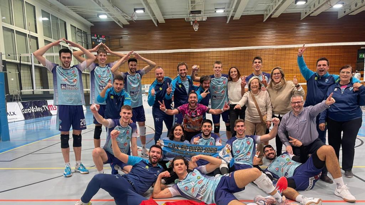 La plantilla del Grupo Herce Soria celebra el 0-3 en Suiza con un último set sensacional.