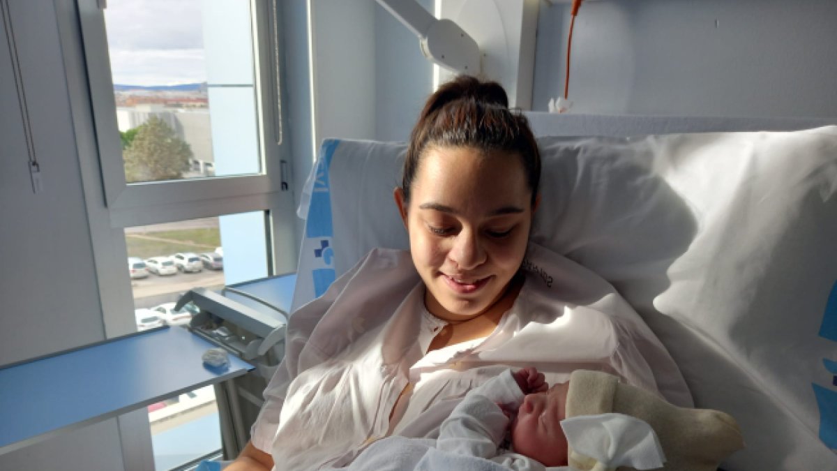 Ariadna, la primera bebé de este año 2023 en brazos de su madre Viktoriya.