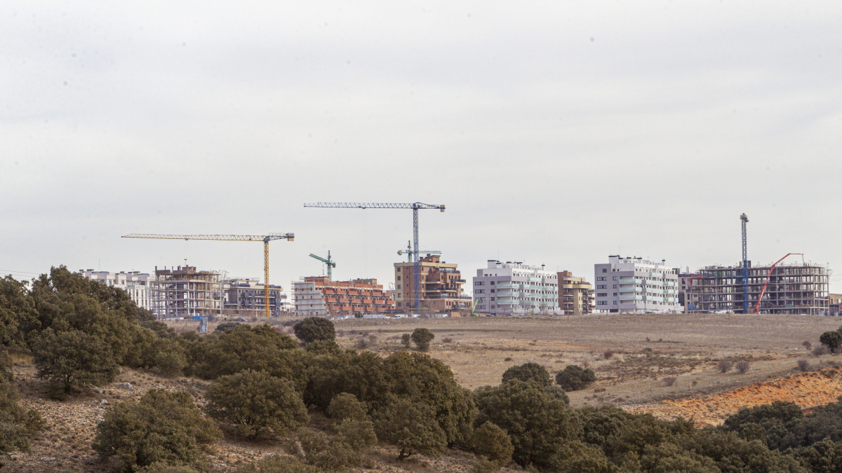 Grúas y construcciones en la zona de expansión, en una imagen de archivo. MARIO TEJEDOR
