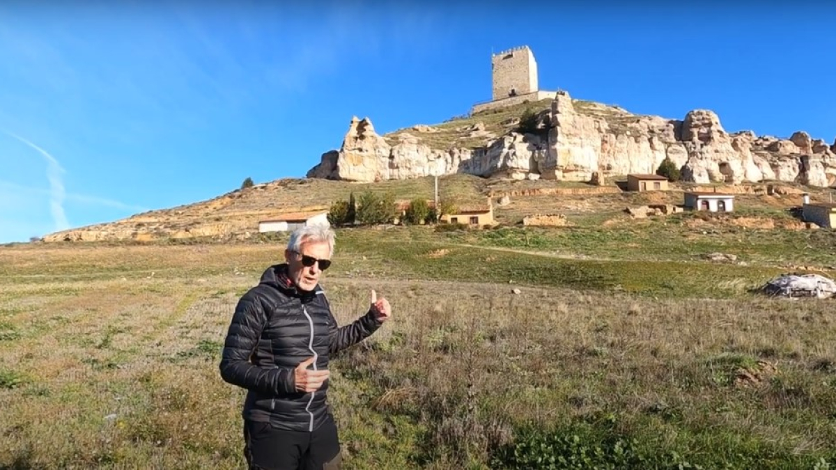 Carlos Rubio muestra 'El Cubo', la torre del homenaje del castillo de Langa.