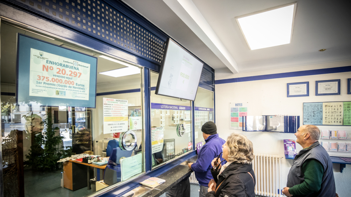 Interior de la Administración de Lotería de Almazán.