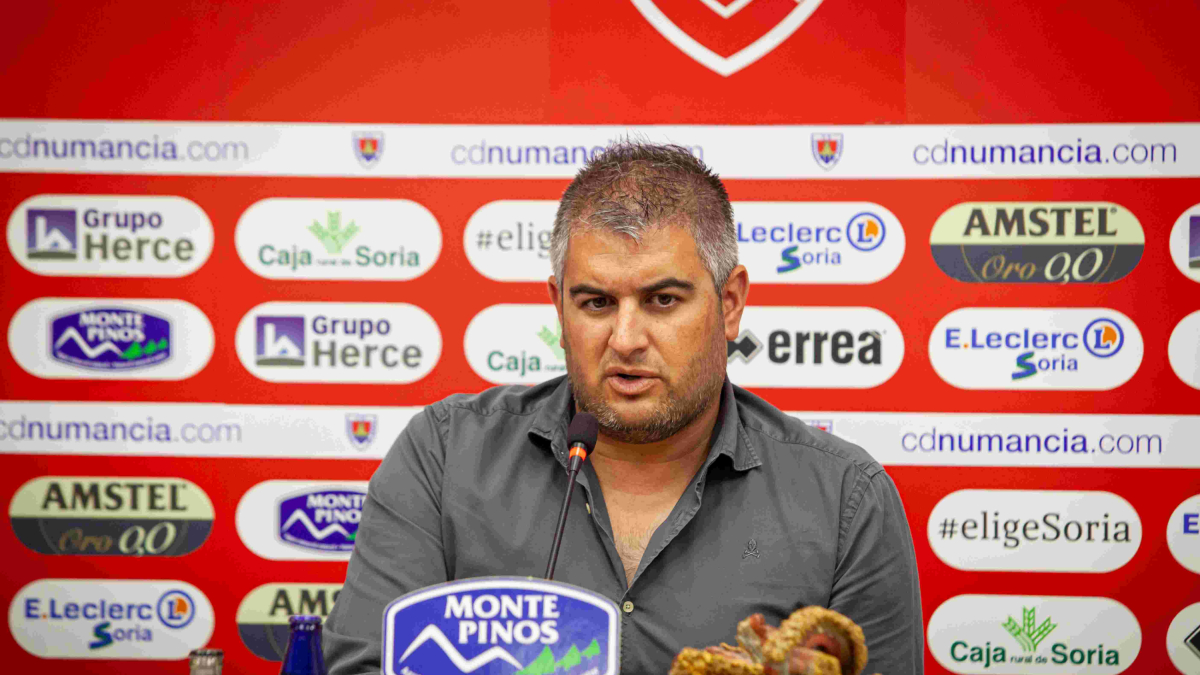 Álex Huerta durante una comparecencia en la sala de Los Pajaritos.