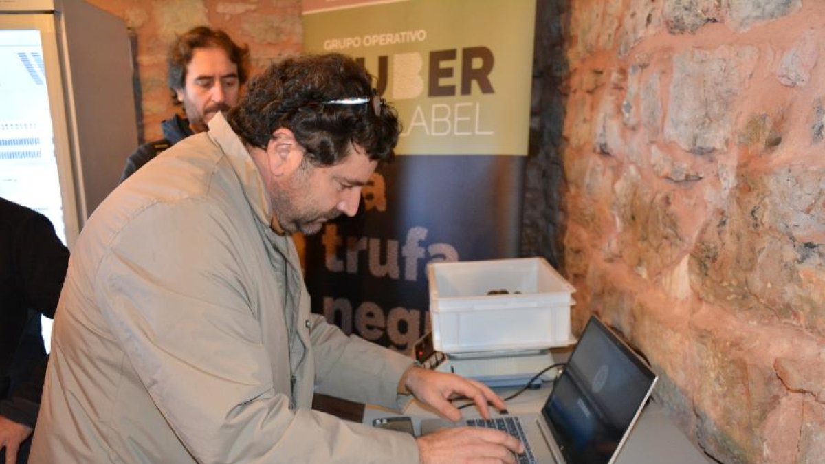 Puesta en marcha de la primera Lonja de la Trufa Negra de Castilla y León, ubicada en Abejar (Soria), en una imagen de archivo.