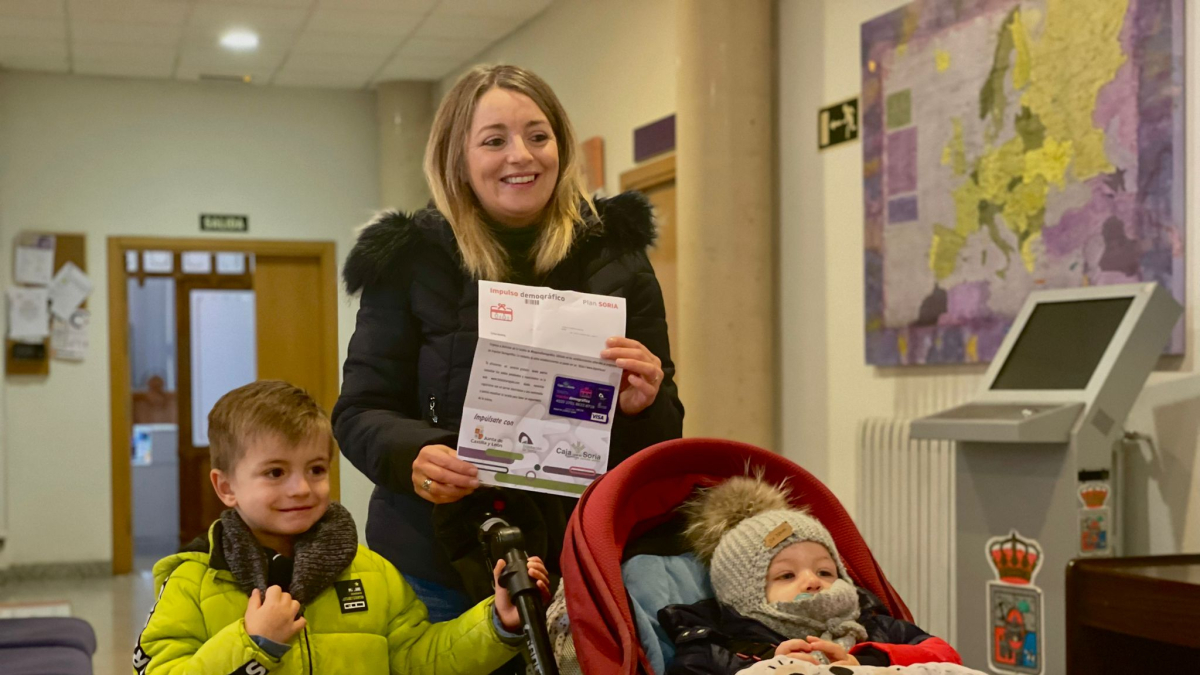 La Diputación empieza a entregar el 'Cheque Bebé'.