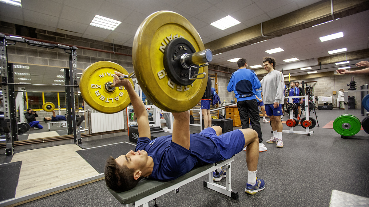 Sesión de pesas para el regreso a los entrenos, en la imagen el colocador Lucas Lorente.