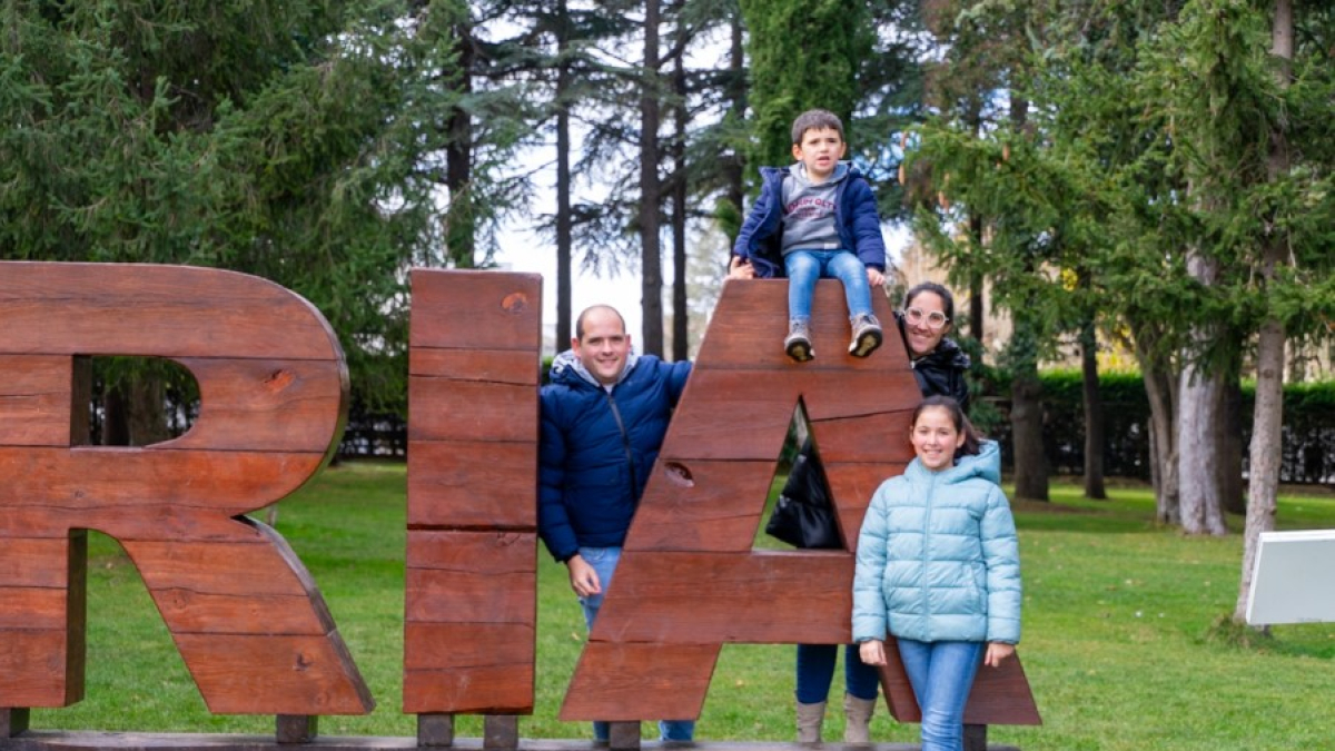 Javier posa junto a su familia en la letras de Soria.