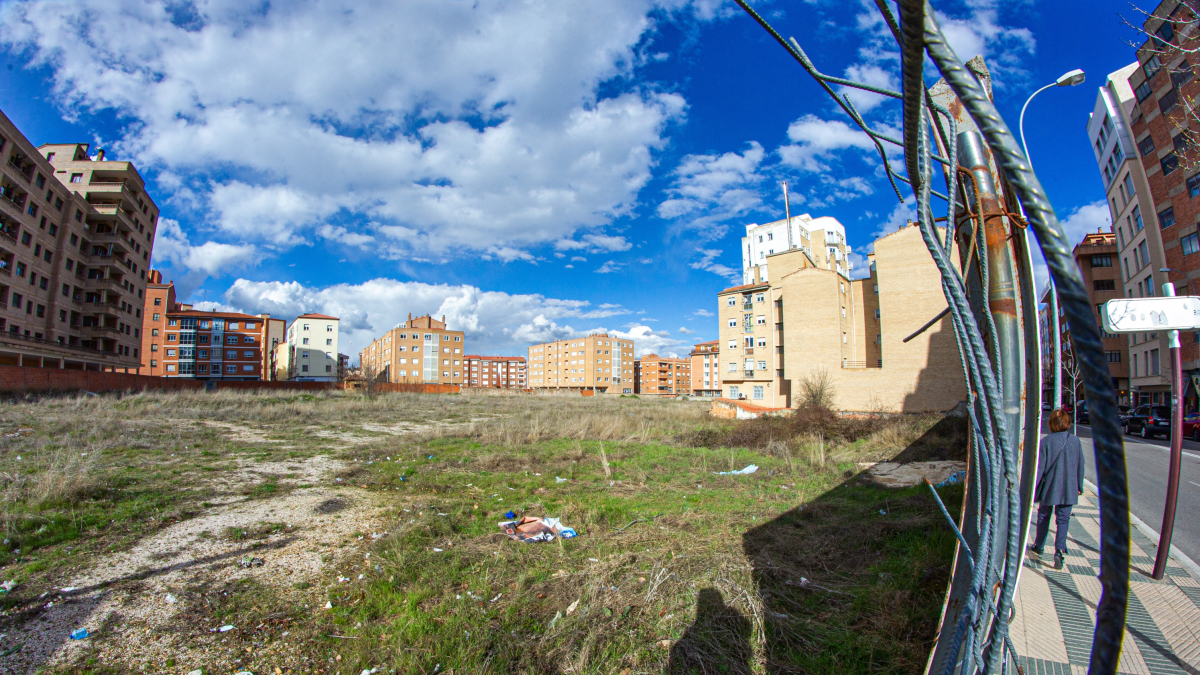 La 'parcela del circo', entre la avenida de Valladolid y la calle García Solier. MARIO TEJEDOR