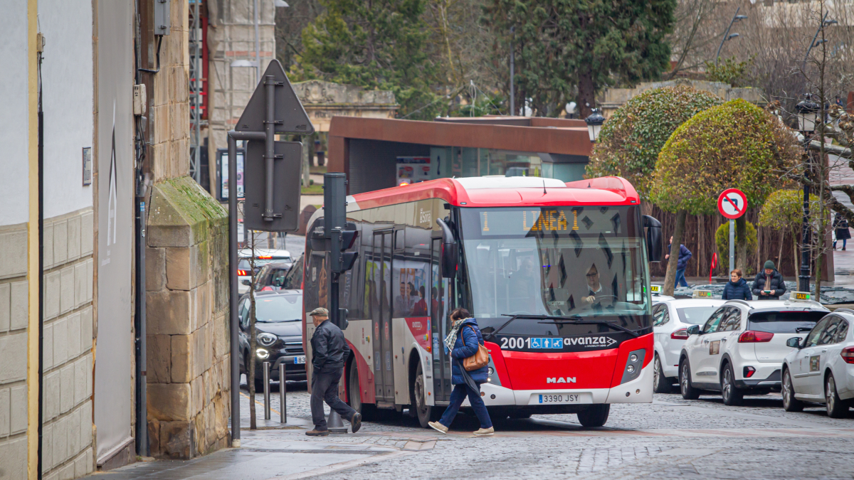 Autobús urbano en el centro de la capital. MARIO TEJEROR