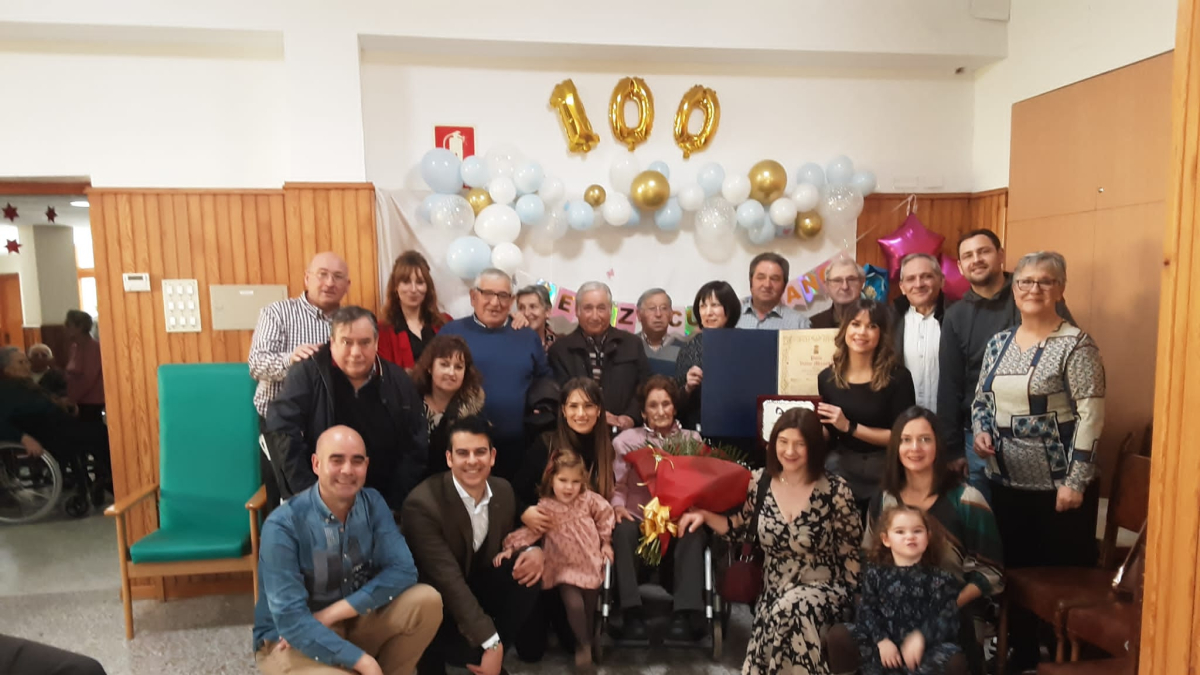 Pilar Villar celebra su centenario junto a sus allegados.